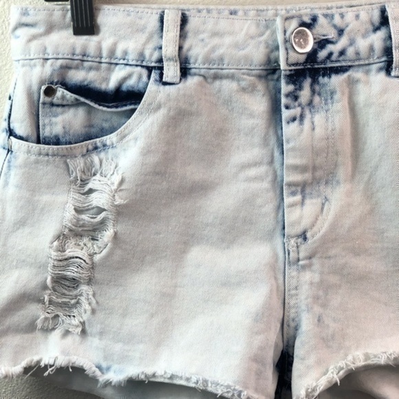 Forever 21 Distressed bleach washed denim frayed shorts junior size 30 - Picture 2 of 9